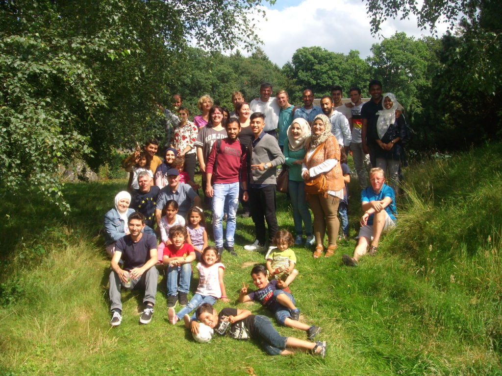 Flüchtlinge genießen Ausflug in die Anholter Schweiz - Gruppenfoto (21.7.2016, Foto privat)