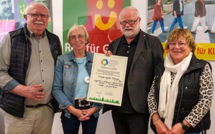Regenbogenpreis für den Verein "Fremde werden Freunde"