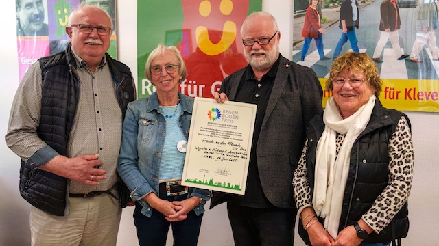 Regenbogenpreis für den Verein "Fremde werden Freunde"