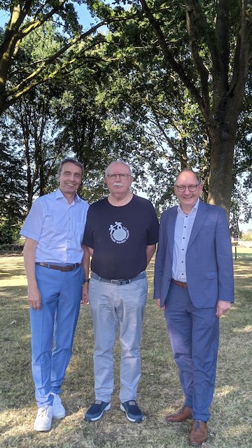 Karl-Heinz Bövingloh mit dem Reeser Bürgermeister Sebastian Hense und dem Vorstandsvorsitzenden der Sparkasse Wilfried Röth.