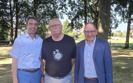 Karl-Heinz Bövingloh mit dem Reeser Bürgermeister Sebastian Hense und dem Vorstandsvorsitzenden der Sparkasse Wilfried Röth.