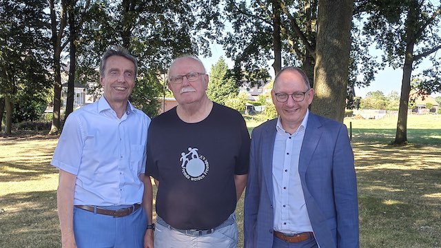 Karl-Heinz Bövingloh mit dem Reeser Bürgermeister Sebastian Hense und dem Vorstandsvorsitzenden der Sparkasse Wilfried Röth.